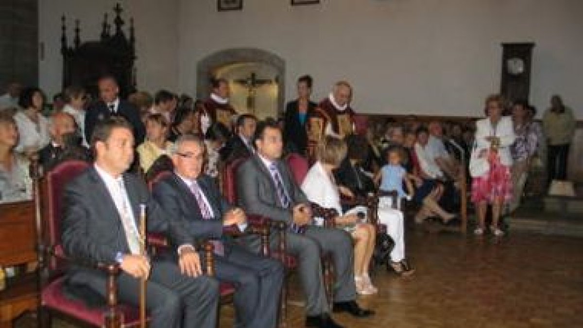 El alcalde y los concejales en La Encina, durante el oficio de ayer por la mañana.