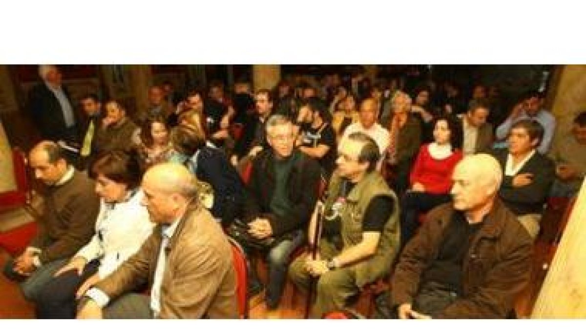 Imagen de los asistentes a la reunión del foro para la reforma de la comarcalización, la noche del l