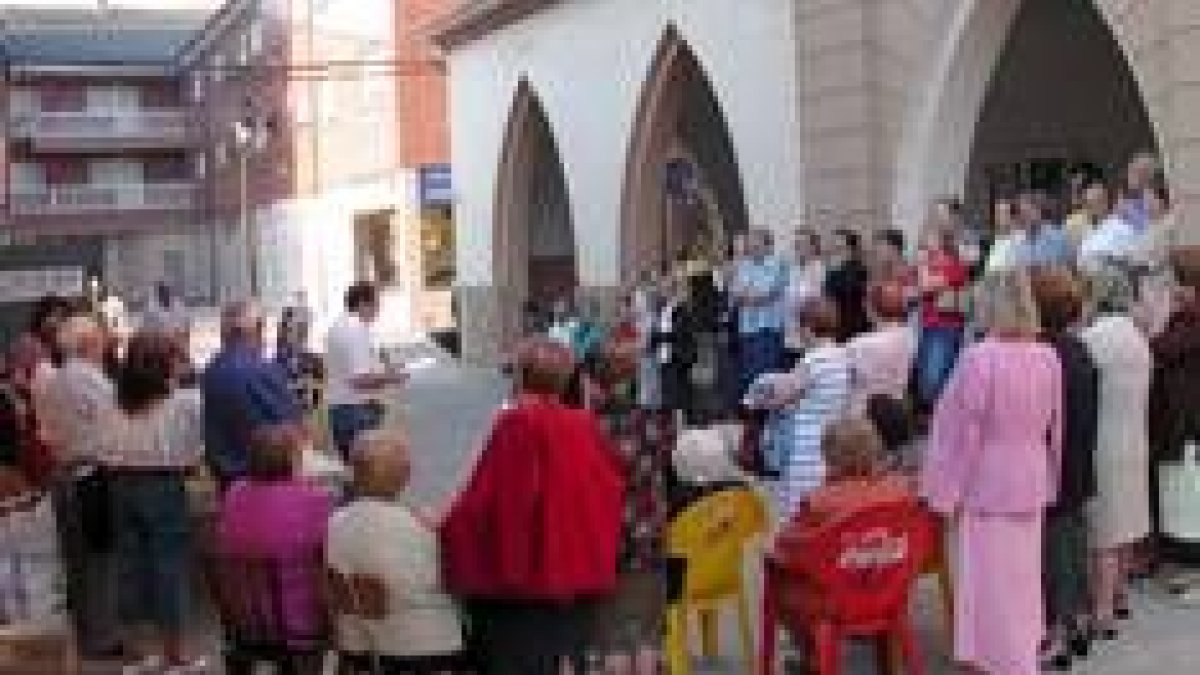 Reunión de los cofrades de San Antonio en el patio de la iglesia parroquial de San Roque