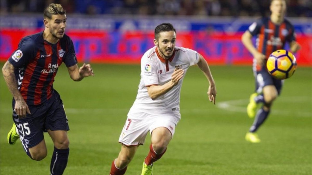 Theo persigue a Sarabia en un partido entre el Alavés y el Sevilla.