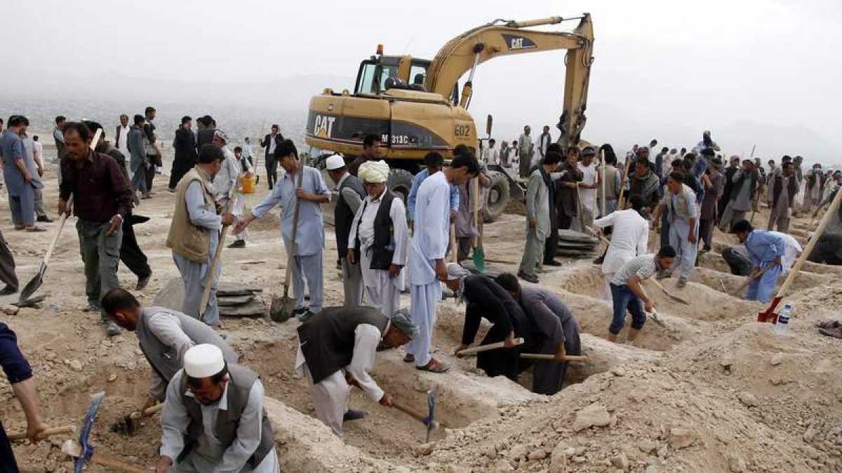 Los familiares de las víctimas del atentado del sábado en Kabul preparan las fosas. JAWAD JALALI