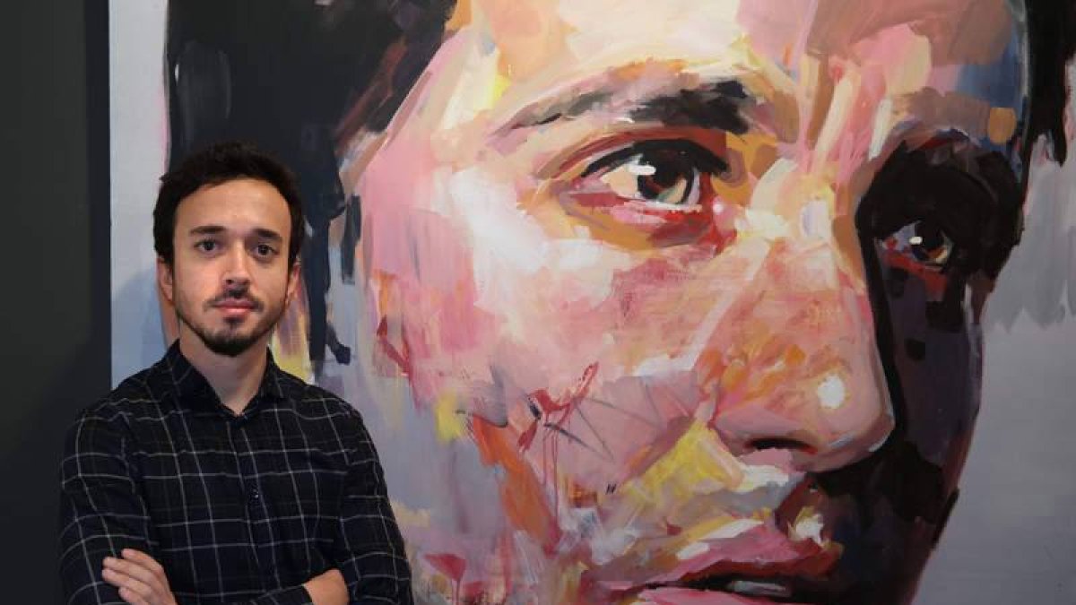 El joven artista José Ramón Lozano, con una de las creaciones presentes en su 'Inhaerens'