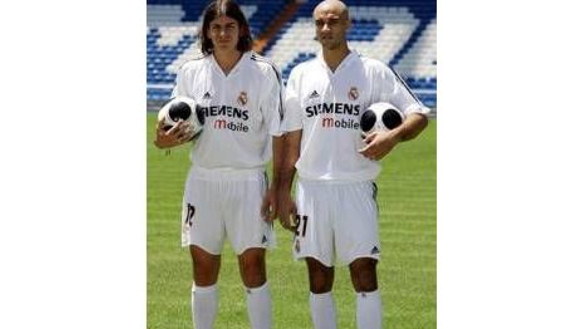 Pablo García (a la izquierda) y Diogo en el césped del Bernabéu