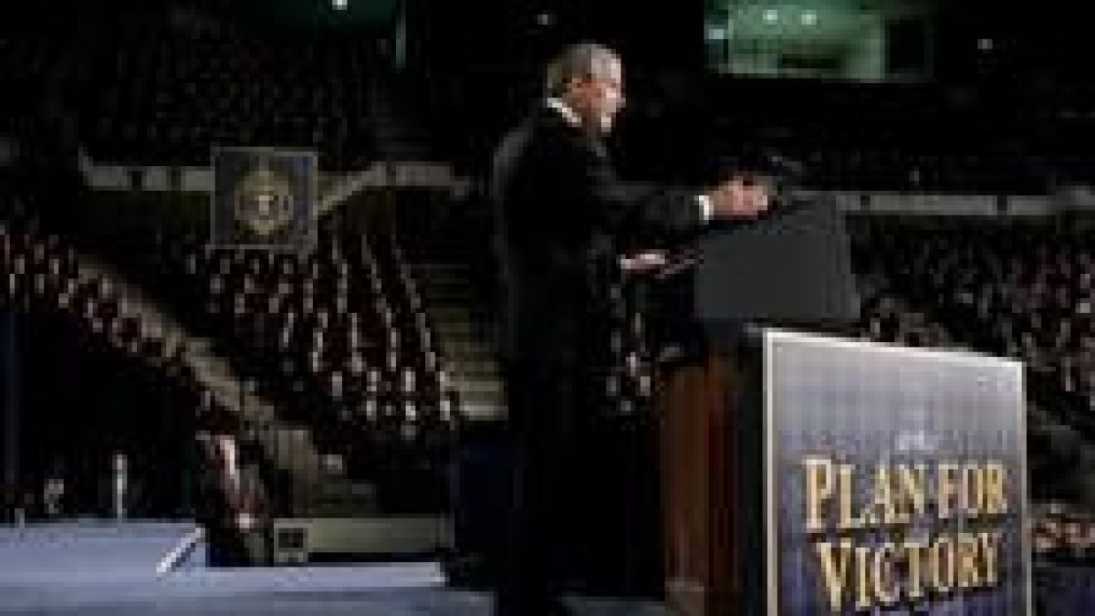 Bush pronuncia un discurso en la Academia Naval de Annapolis, en Maryland