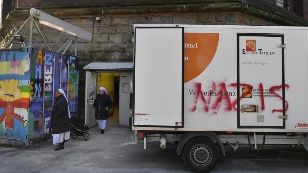 Un camión del banco de alimentos de Essen con una pintada de protesta.