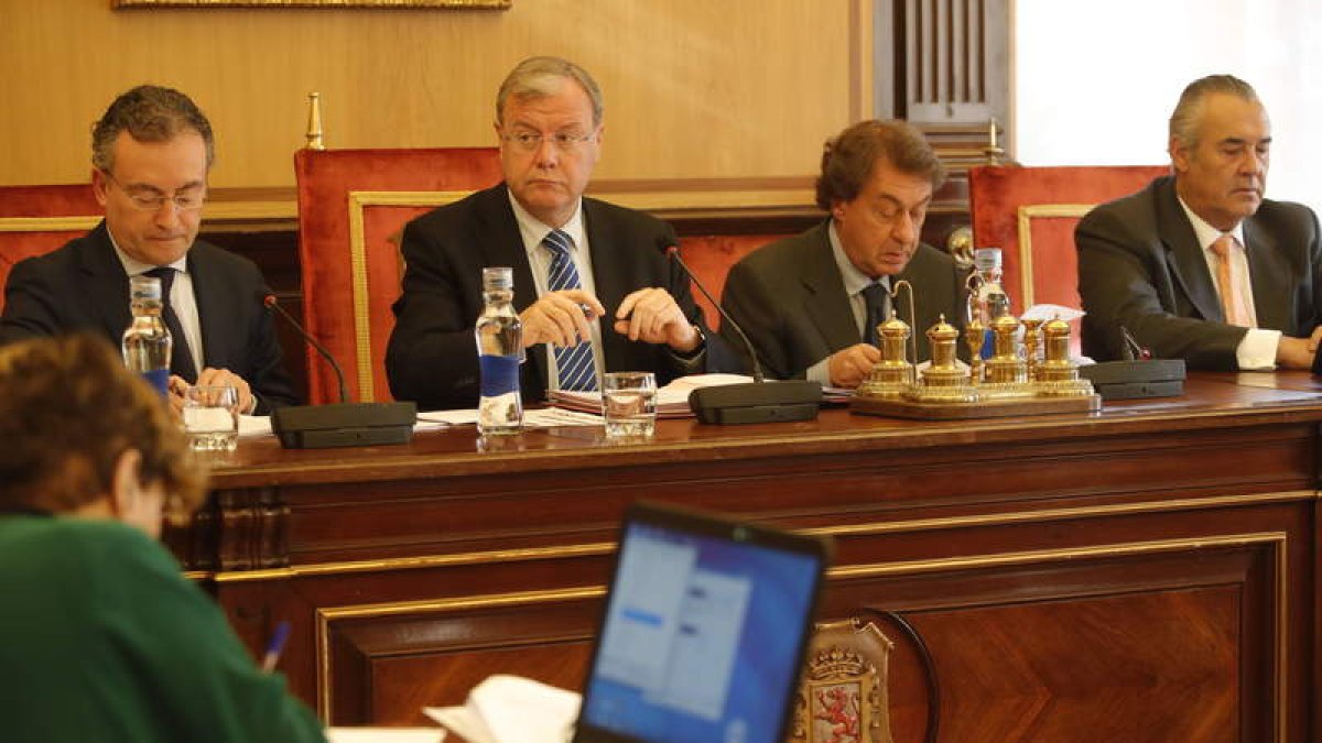 Salguero, Silván, García-Prieto y Rajoy durante un momento del último Pleno ordinario, ayer. RAMIRO