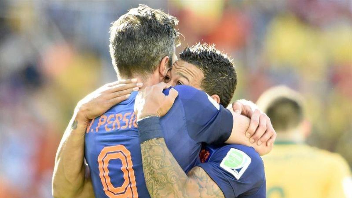 Depay y Van Persie abrazados celebrando el tercer gol de Holanda.