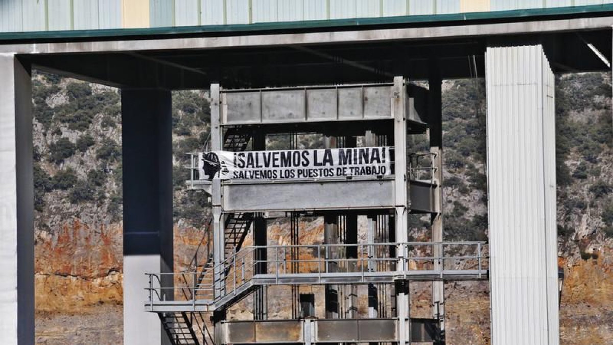 Un cartel reivindicativo se mantiene en las instalaciones de la Vasco en Santa Lucía