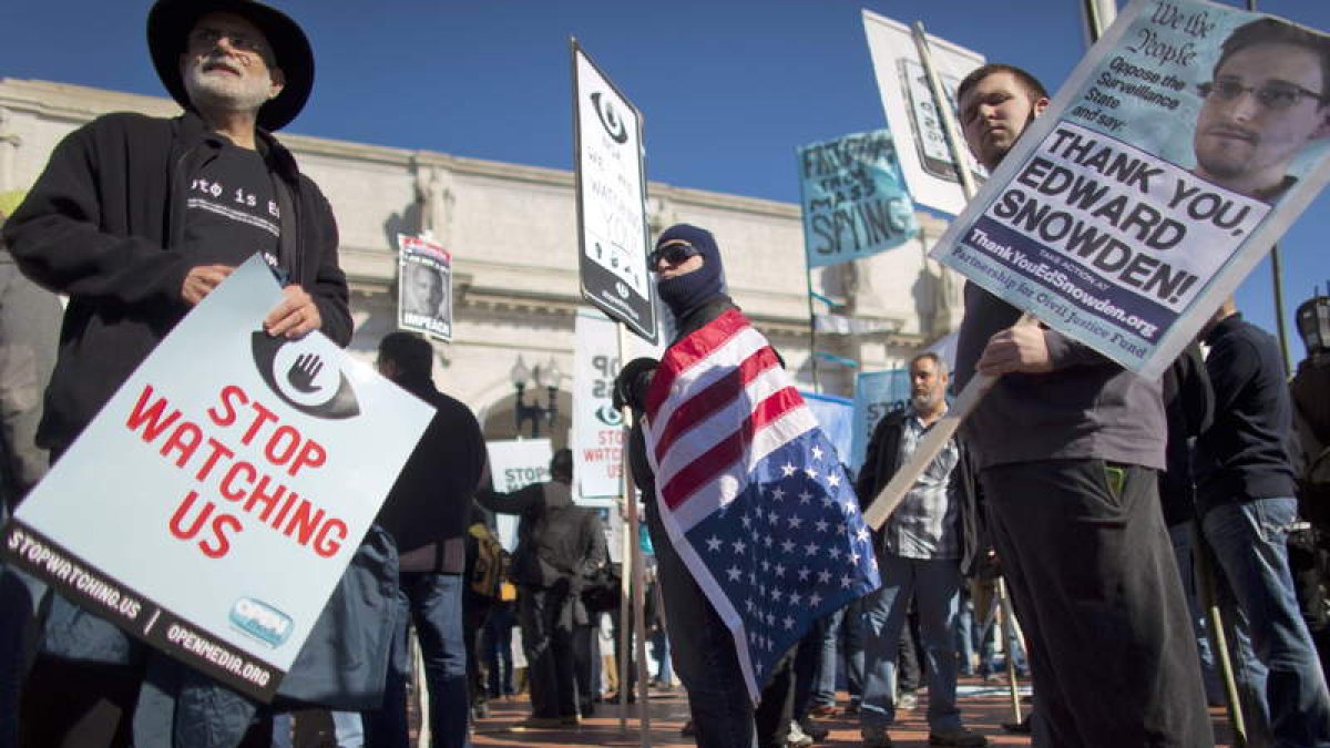 Varios de los participantes en la manifestación de Washington contra el espionaje.