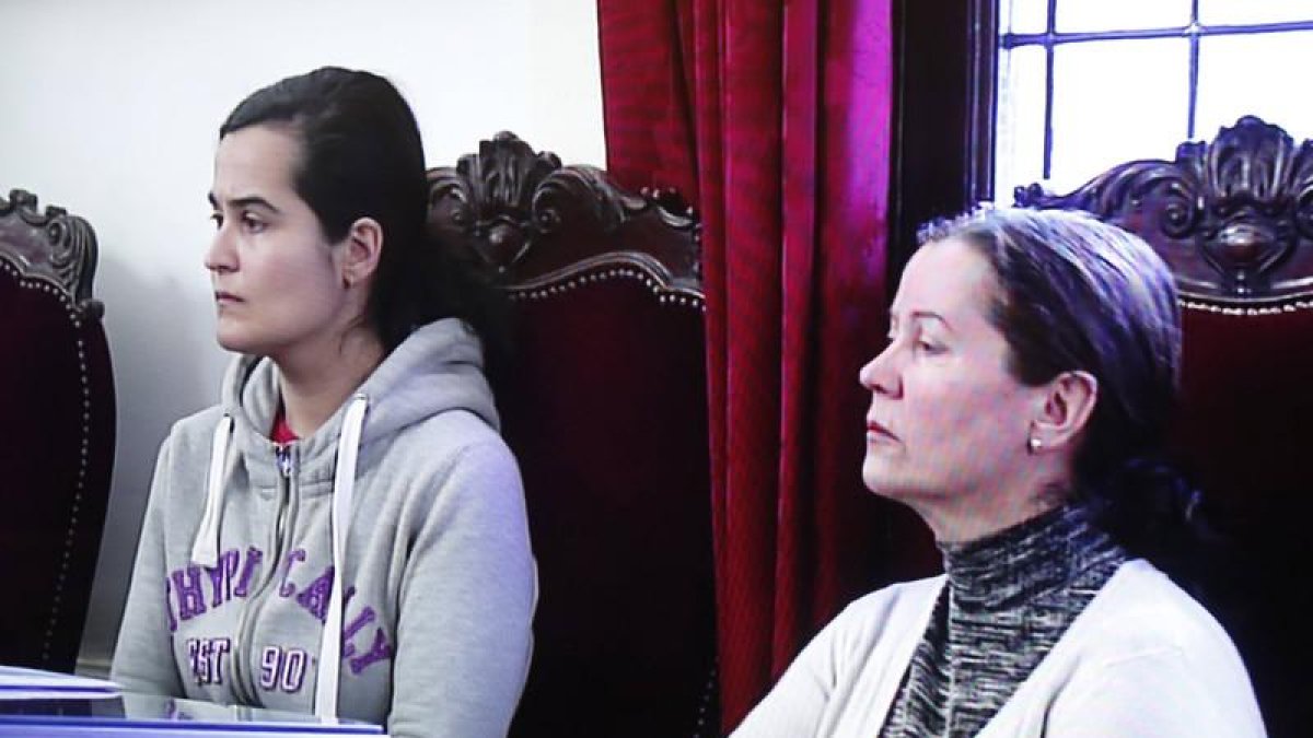 Triana y su madre durante el juicio por el crimen de Isabel Carrasco