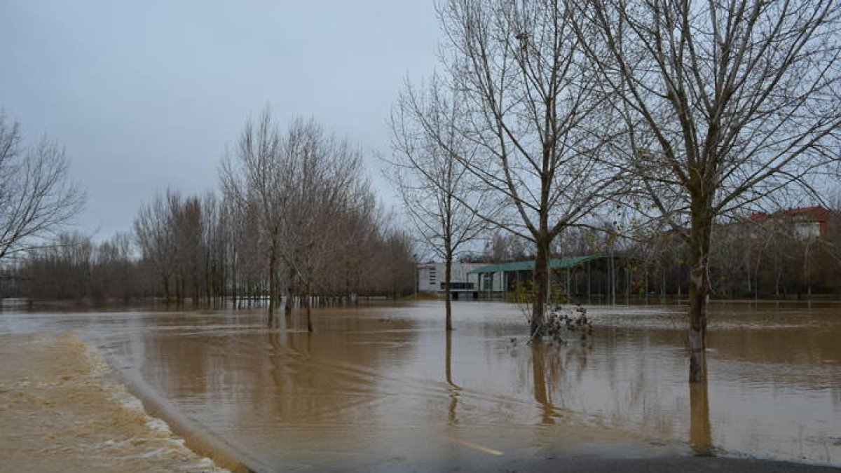 Inundación en Valencia de Don Juan tras las lluvias del lunes. MEDINA