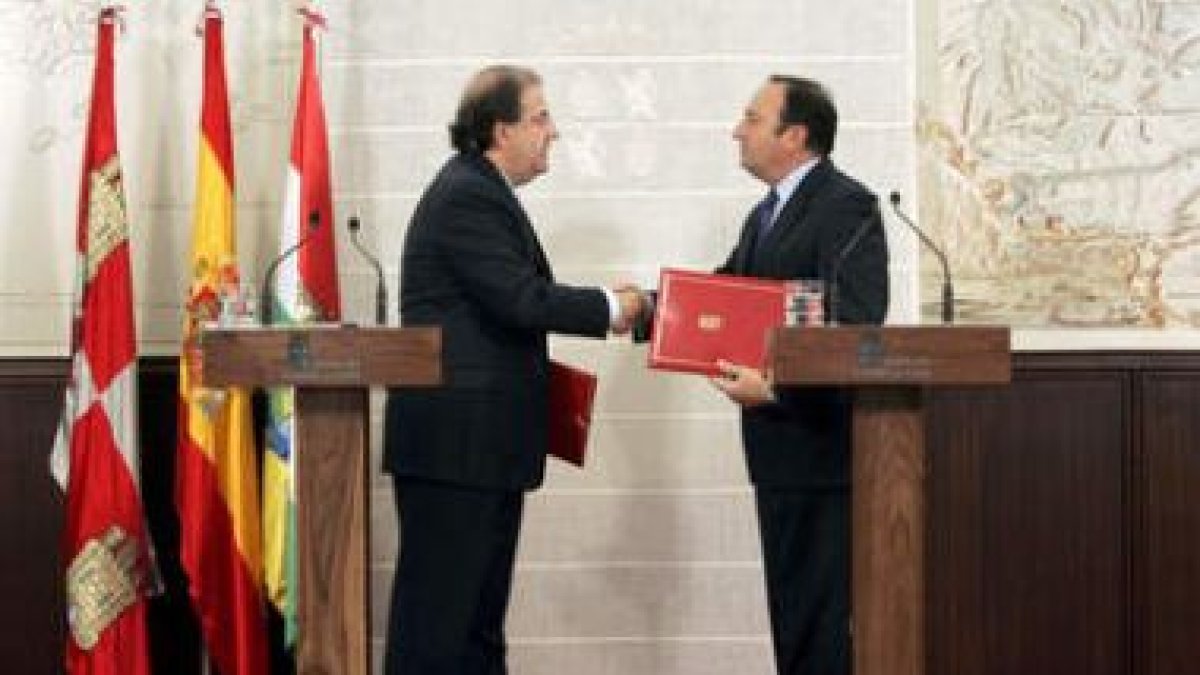 Juan Vicente Herrera y Pedro Sanz se saludan tras ratificar la colaboración bilateral.