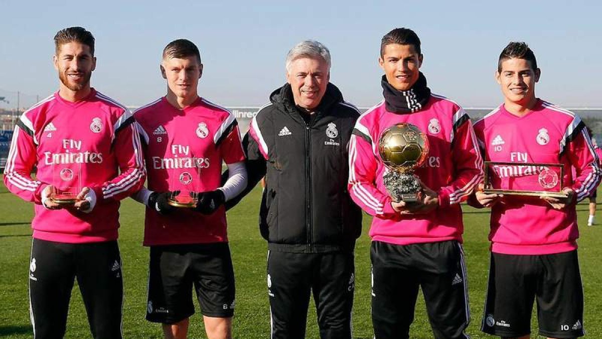 Cristiano, con el resto de premiados, comparte el Balón de Oro.