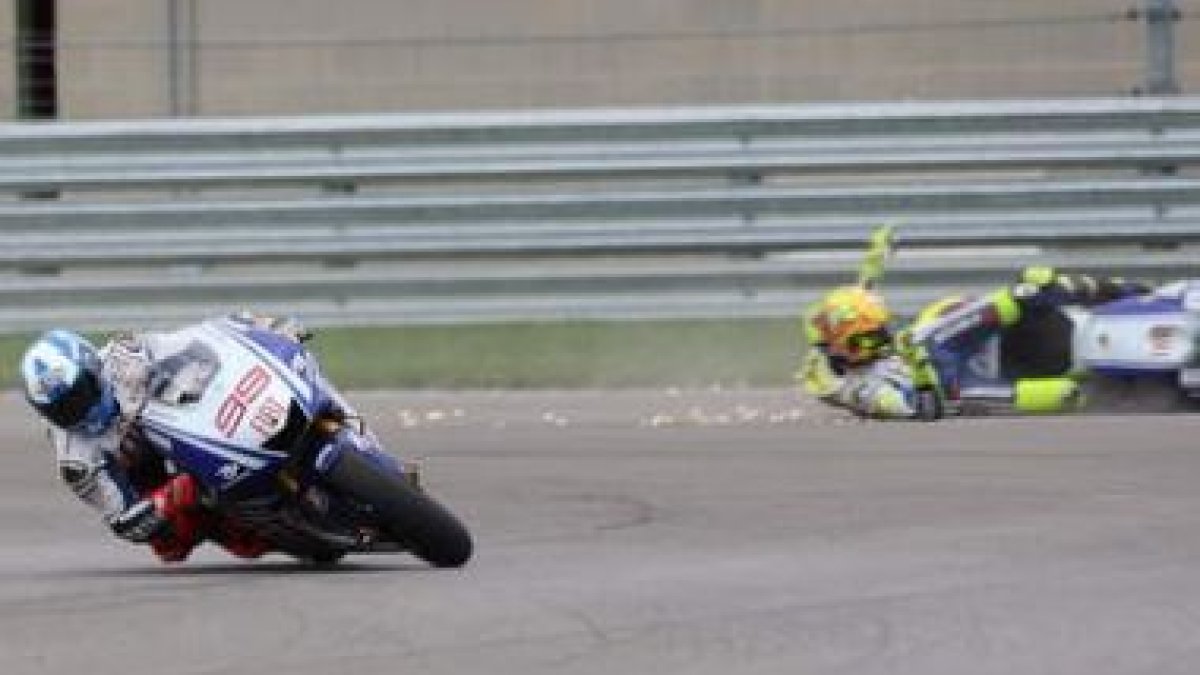 Rossi cae y es sobrepasado por el español Jorge Lorenzo.