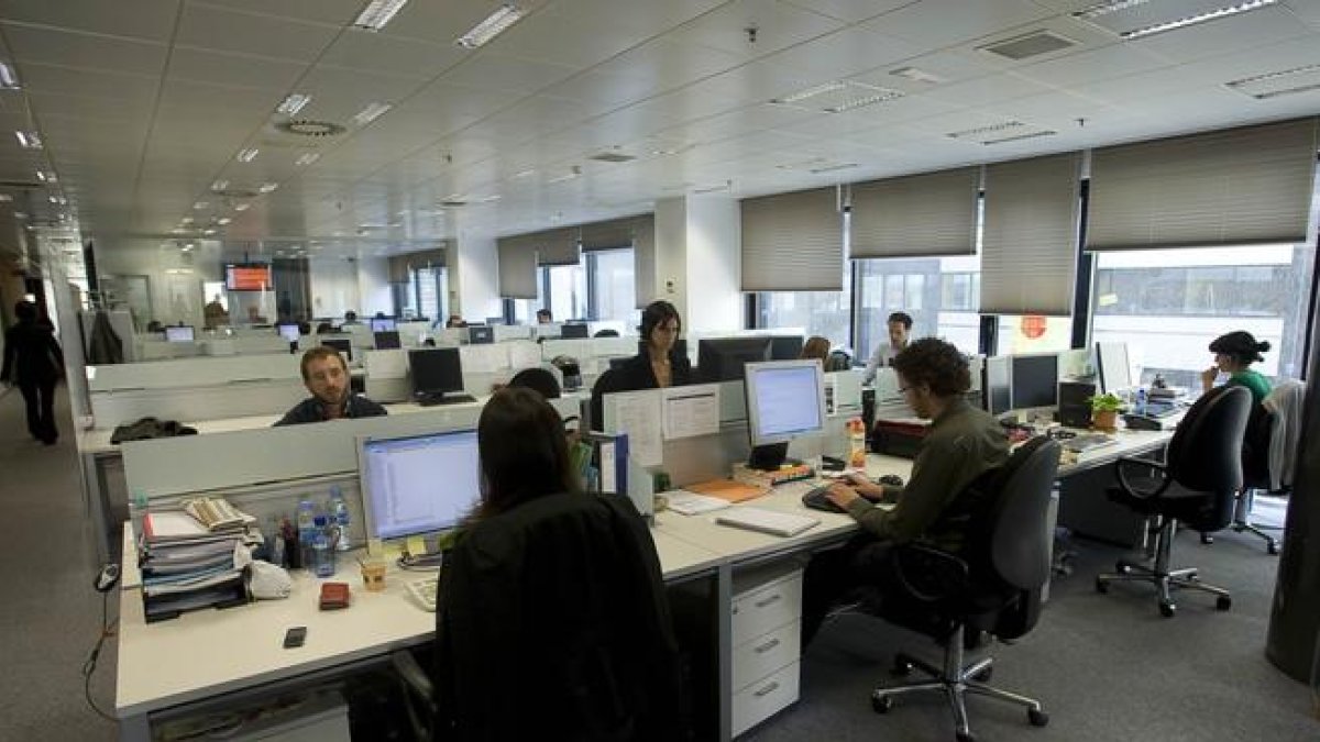 Un grupo de empleados, en su puesto de trabajo, en una imagen de archivo.