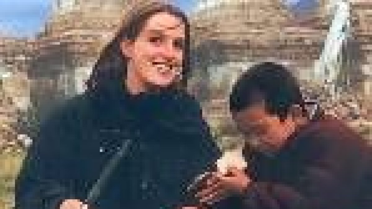 La invidente Sabriye Tenberken con un niño ciego en el Tíbet