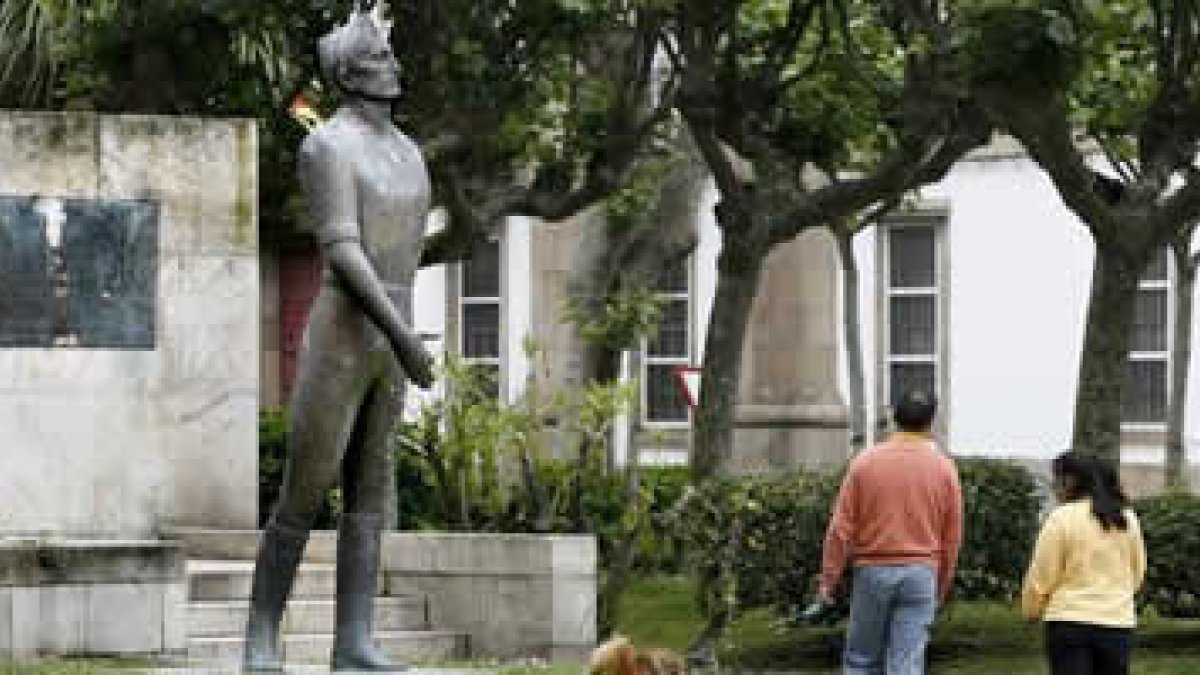 Monumento en La Coruña a favor del fundador de la Legión, José Millán Astray.