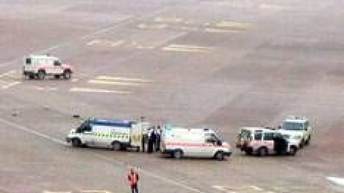 La policía detonó el maletín del sospechoso en la pista del aeropuerto