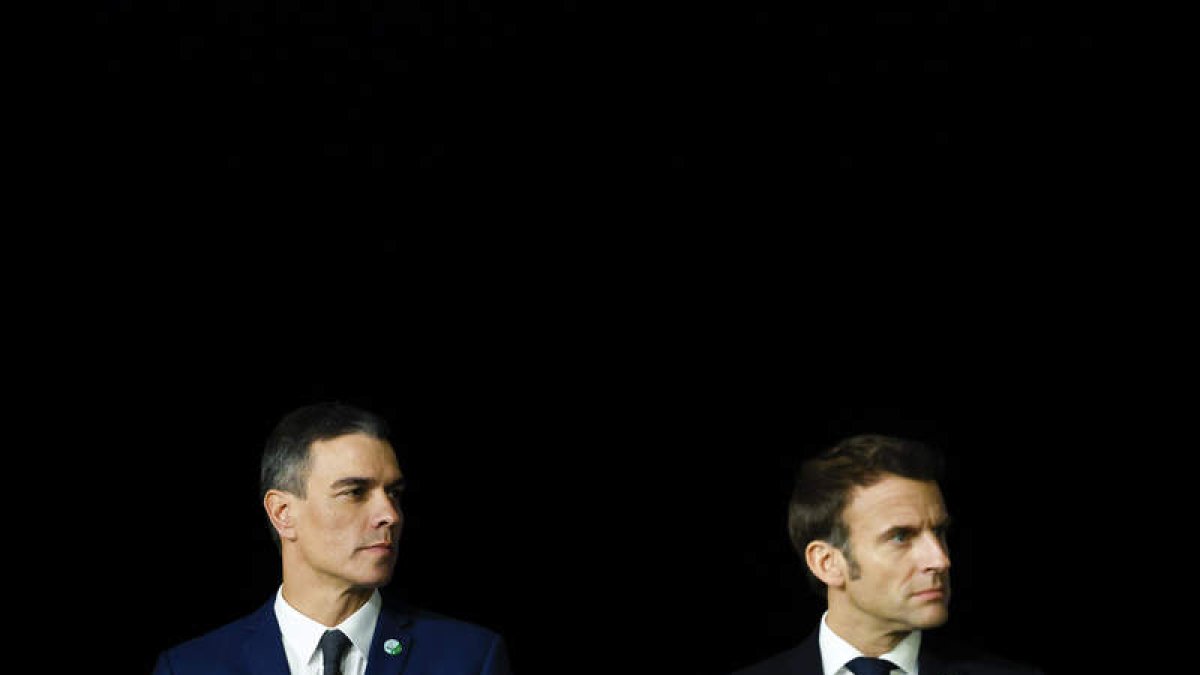 Pedro Sánchez y Emmanuel Macron intervienen en la rueda de prensa conjunta tras la Cumbre Euromeditarránea en Alicante. BIEL ALIÑO