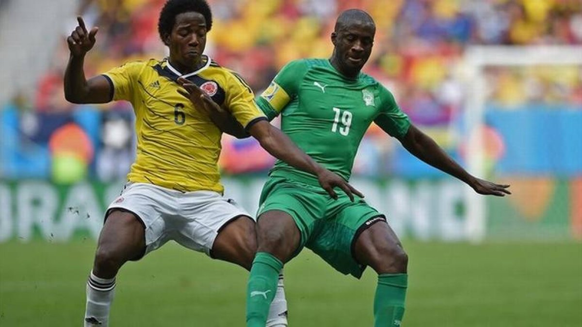 Yaya Touré (de verde), en el partido contra Colombia.