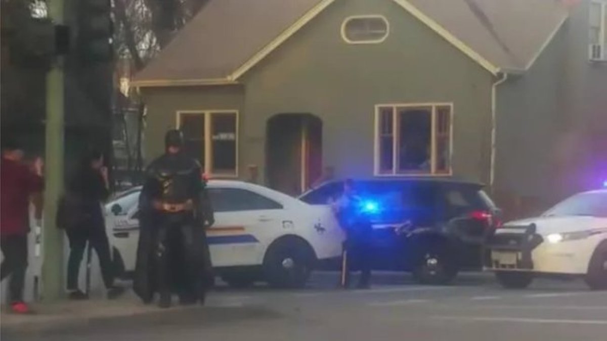 Un hombre disfrazado de Batman se ofrece a la policía de Kelowna (Canadá).