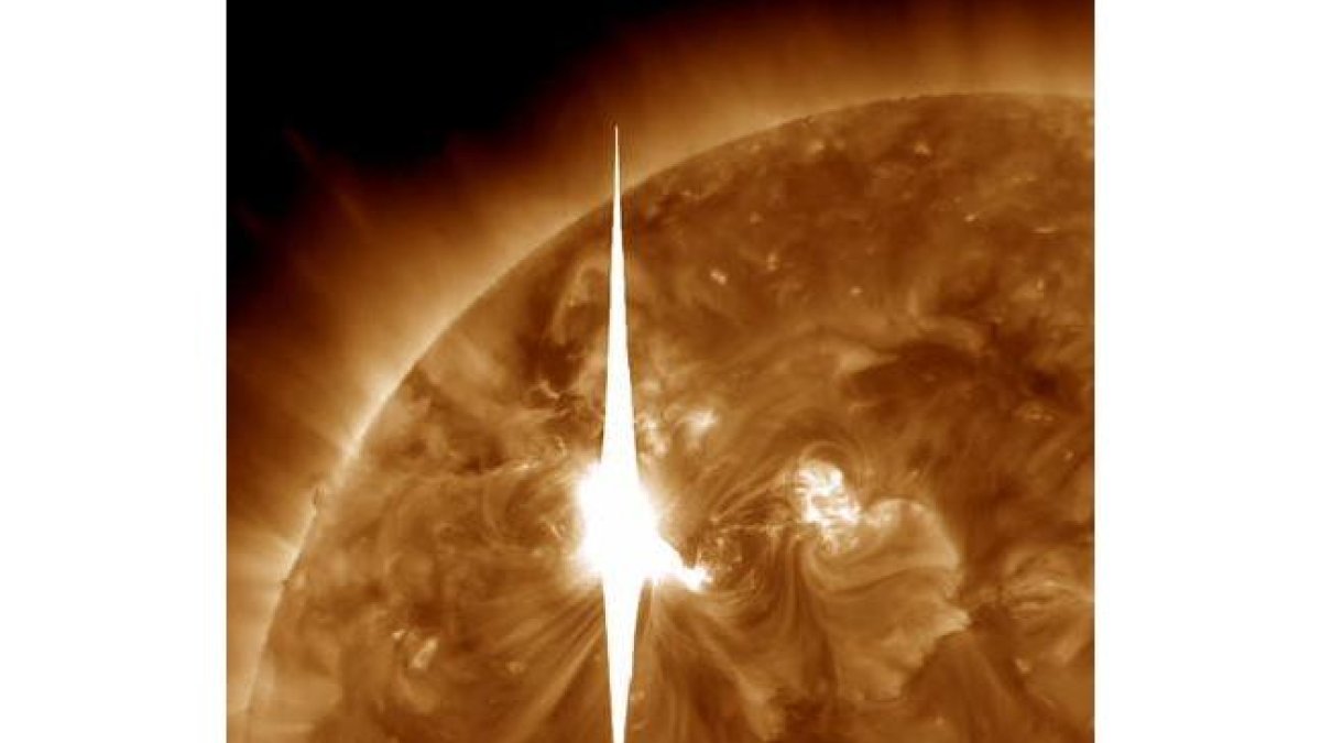 Llamarada solar en dirección a la Tierra, en una imagen de la NASA difundida este miércoles