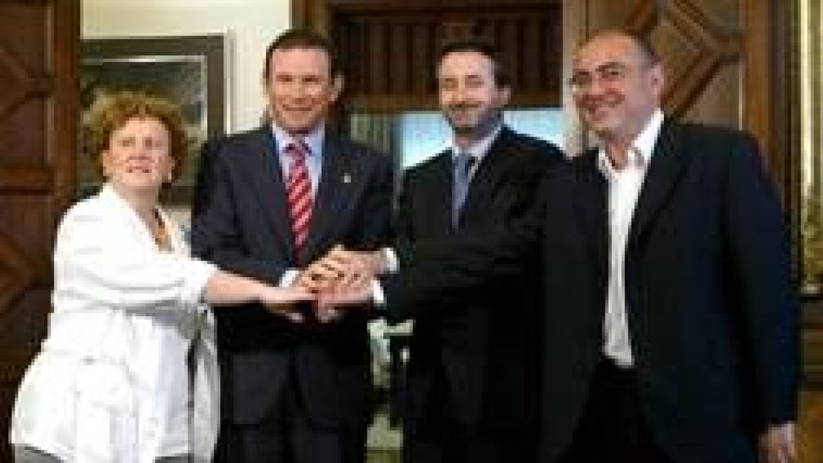 Errazti, Ibarretxe, Imaz y Madrazo, tras firmar ayer en Ajuria Enea el nuevo acuerdo de Gobierno