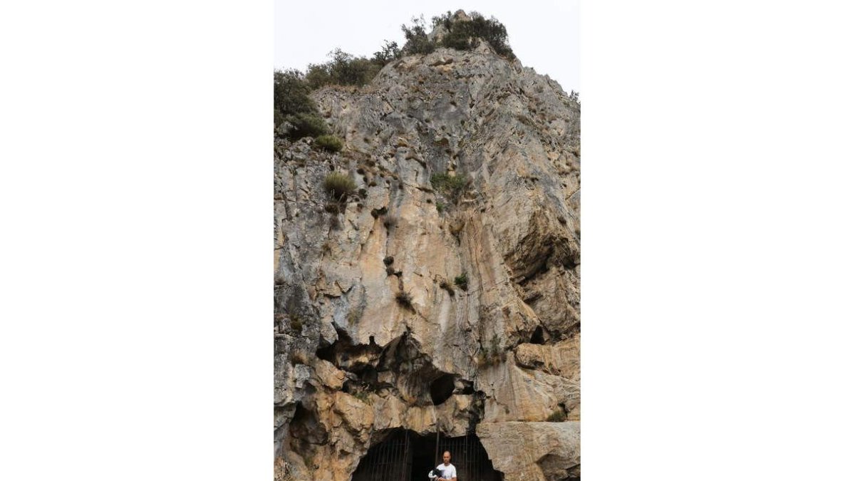 La cueva de San Genadio, en el valle del Silencio.