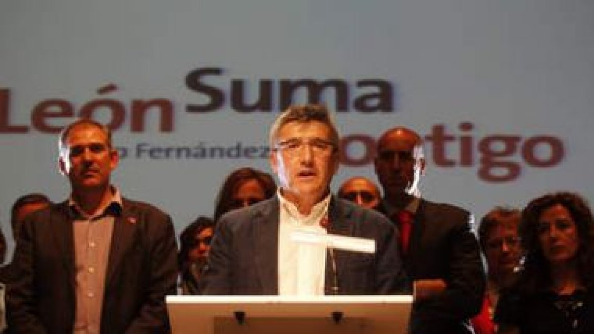Fernández, rodeado de candidatos socialistas, en la fiesta de presentación de Espacio Vías.