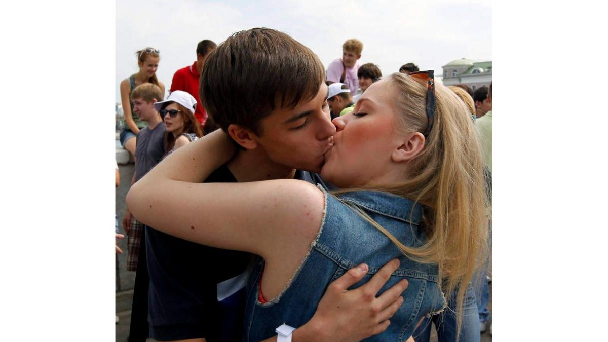 Una pareja joven se besa en medio de la calle en Moscú.