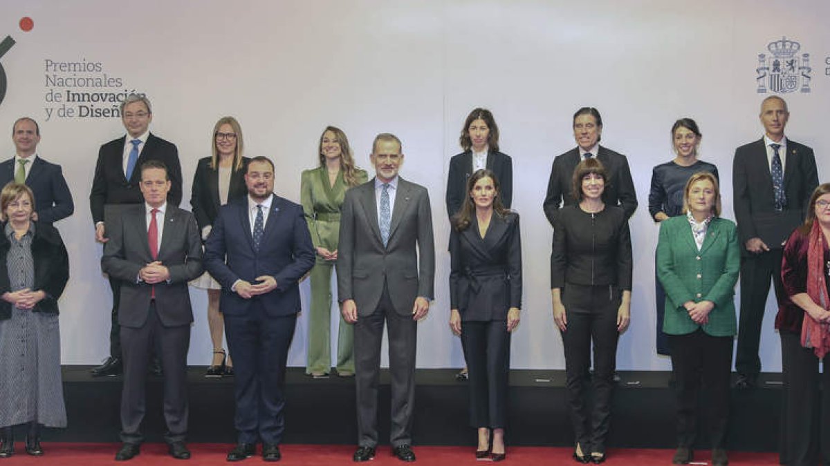 Los reyes, en el centro, posan con los galardonados en los Premios Nacionales de Innovación y Diseño. J. L. CEREIJIDO