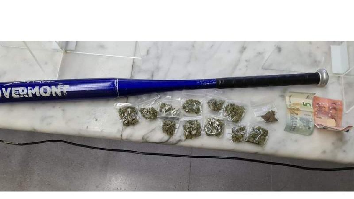 Las bolsas de marihuana y el bate de béisbol que fueron intervenidos por la policía. POLICÍA MUNICIPAL