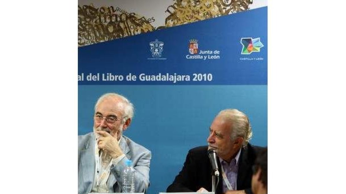 Juan Pedro Aparicio y José María Merino en la FIL.