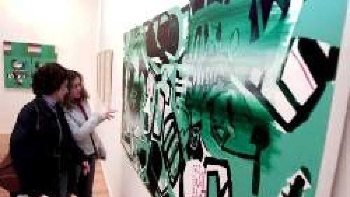 Dos jóvenes admiran una de las obras del artista Luis Gordillo, maestro de la abstracción