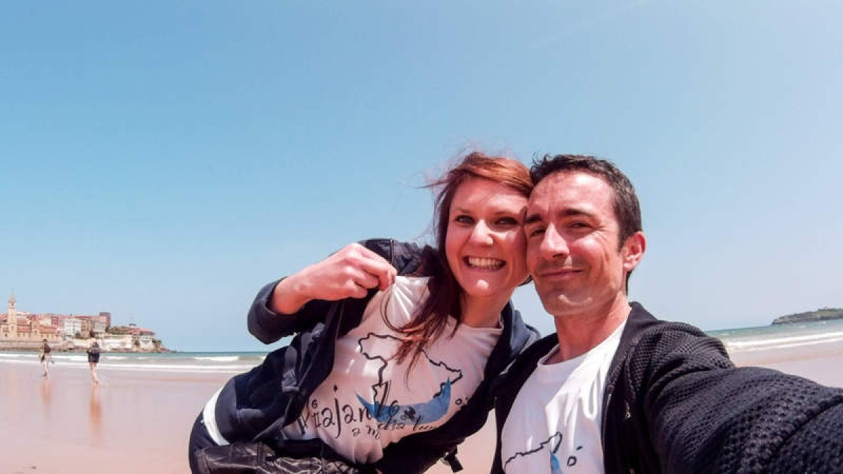 Joanna Wójcik y Nelson Bardón, protagonistas de la iniciativa ‘Viajando a Media Luna’, posan en una playa durante uno de sus viajes.