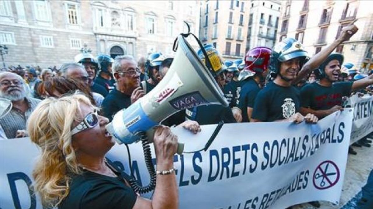 Manifestación de empleados públicos contra los recortes salariales, en la plaza de Sant Jaume de Barcelona, el octubre pasado.