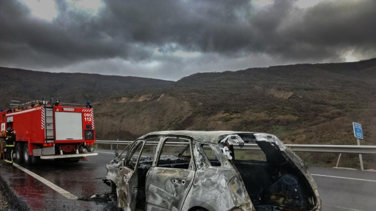 Estado en el que quedó el vehículo tras el incendio