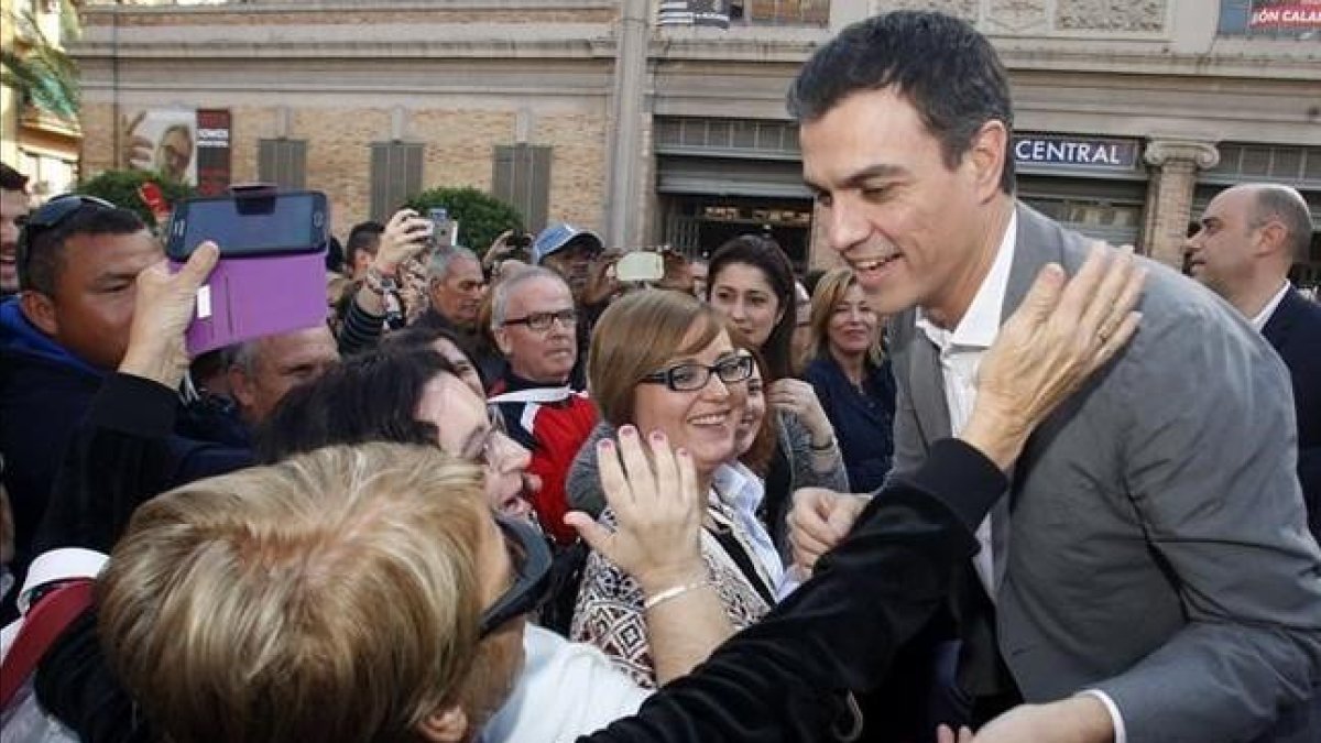 El candidato del PSOE, de campaña en Alicante.