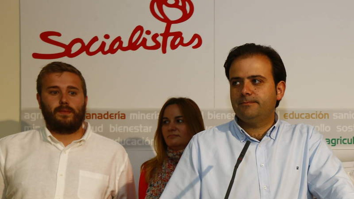 Álvaro Lora y Tino Rodríguez, en una foto de mayo de 2016 en la sede del PSOE. RAMIRO
