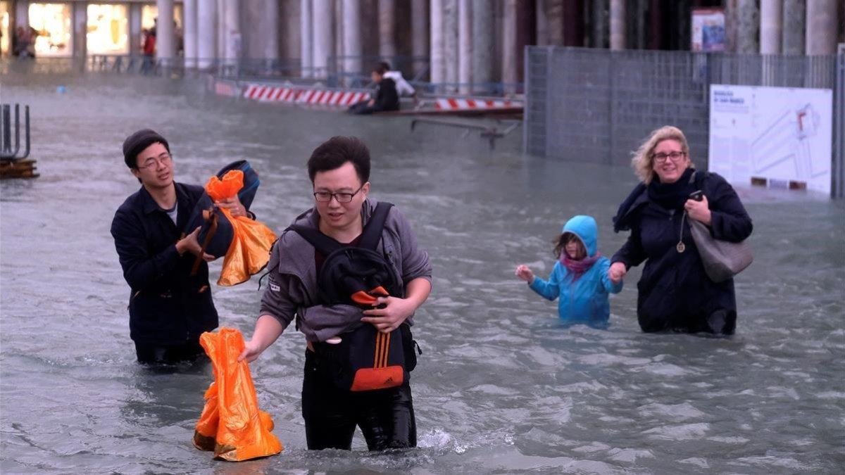 Imágenes de Venecia inundada por el acqua alta.