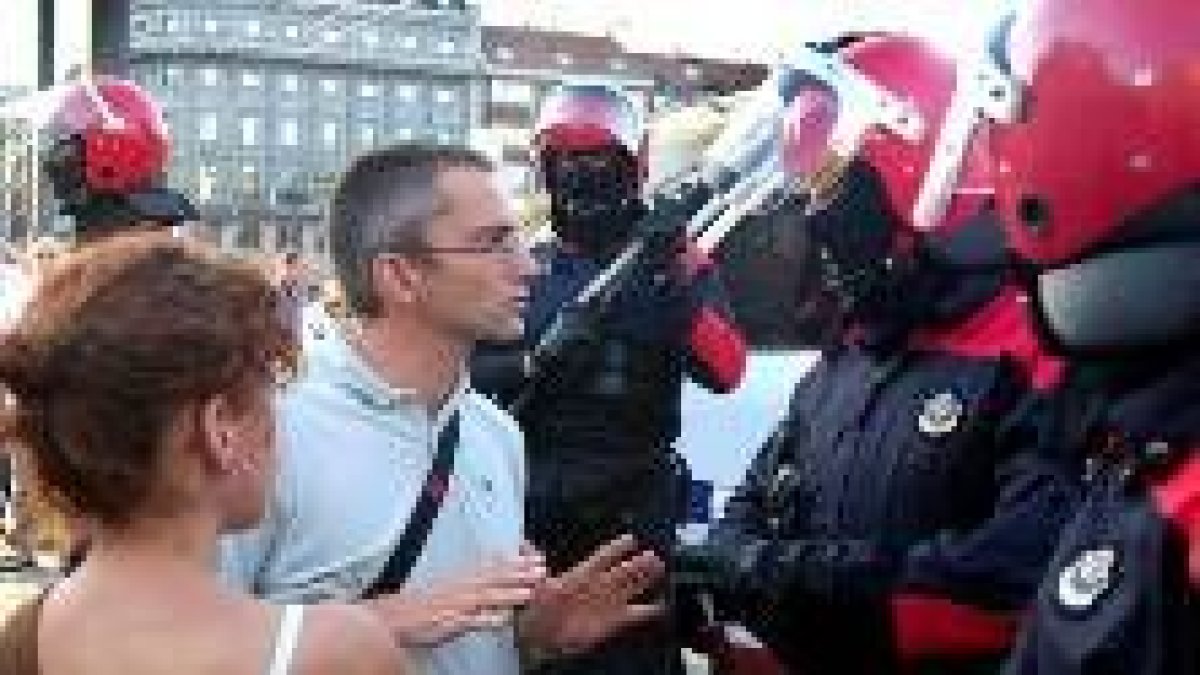 Permach conversando el sábado con la Policía Autónoma Vasca que impidió el homenaje a Arkaitz Otazua