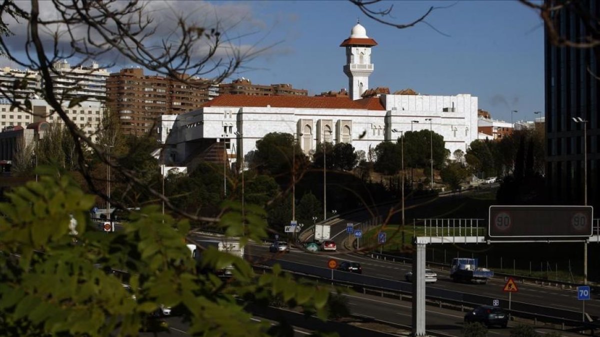 El Centro Cultural Islámico de Madrid, conocido popularmente como la Mezquita de la M-30. Inaugurada en 1992, es la mayor mezquita de España