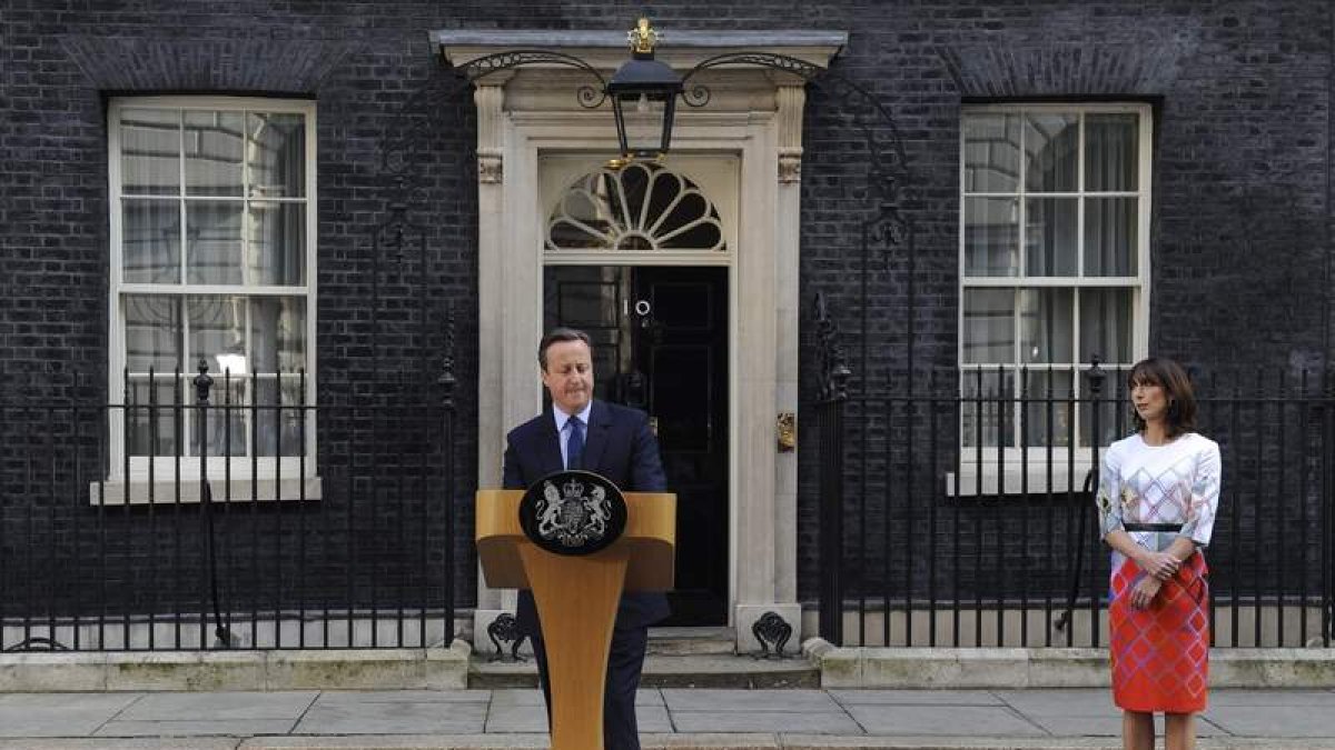 David Cameron anuncia su intención de dimitir en octubre junto a su esposa. FACUNDO ARRIZABALAGA