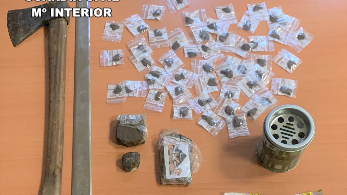 Armas y droga incautada en la operación. GUARDIA CIVIL