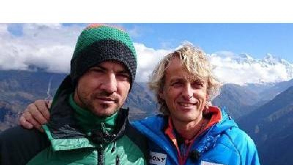 David Bisbal y Jesús Calleja con las montañas del Nepal al fondo