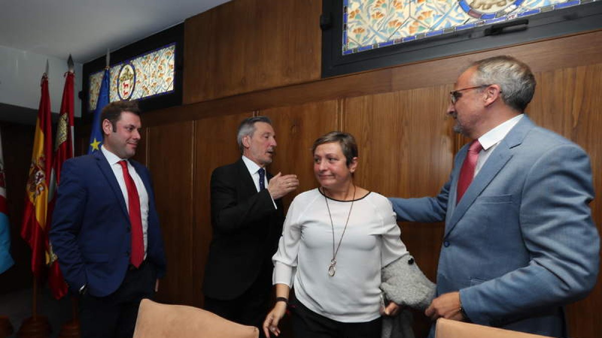 Los concejales de CB felicitan al nuevo alcalde en presencia de Morán. ANA F. BARREDO