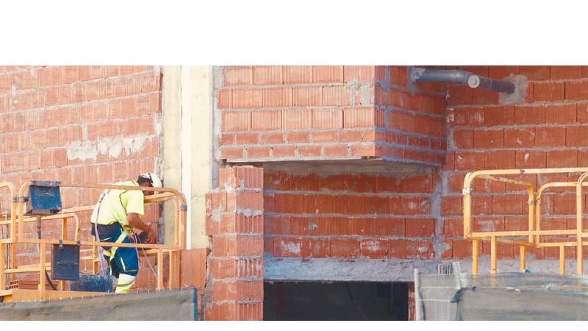 Imagen tomada ayer de un trabajador de la construcción en plena faena a pesar de las altas temperaturas que se registraron en la capital. RAMIRO