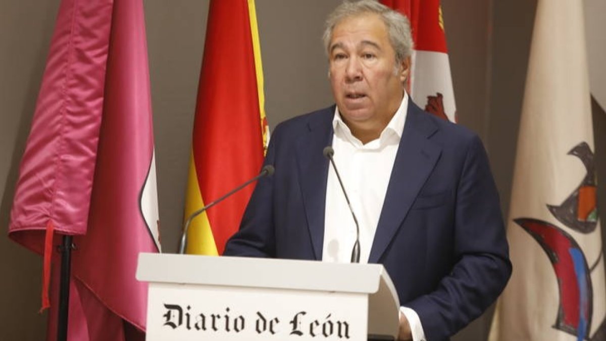 El director del Diario de León, Joaquín S. Torné, da la bienvenida en el V Congreso sobre Despoblación. RAMIRO