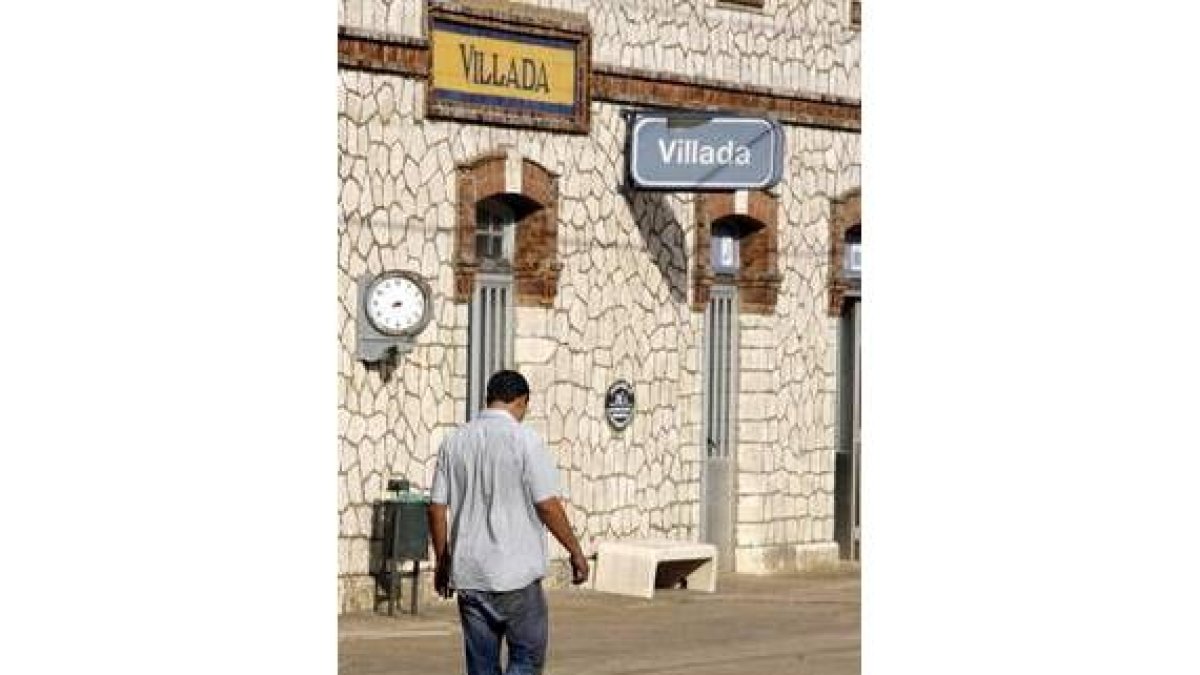 Un viandante pasea junto a la estación de Villada
