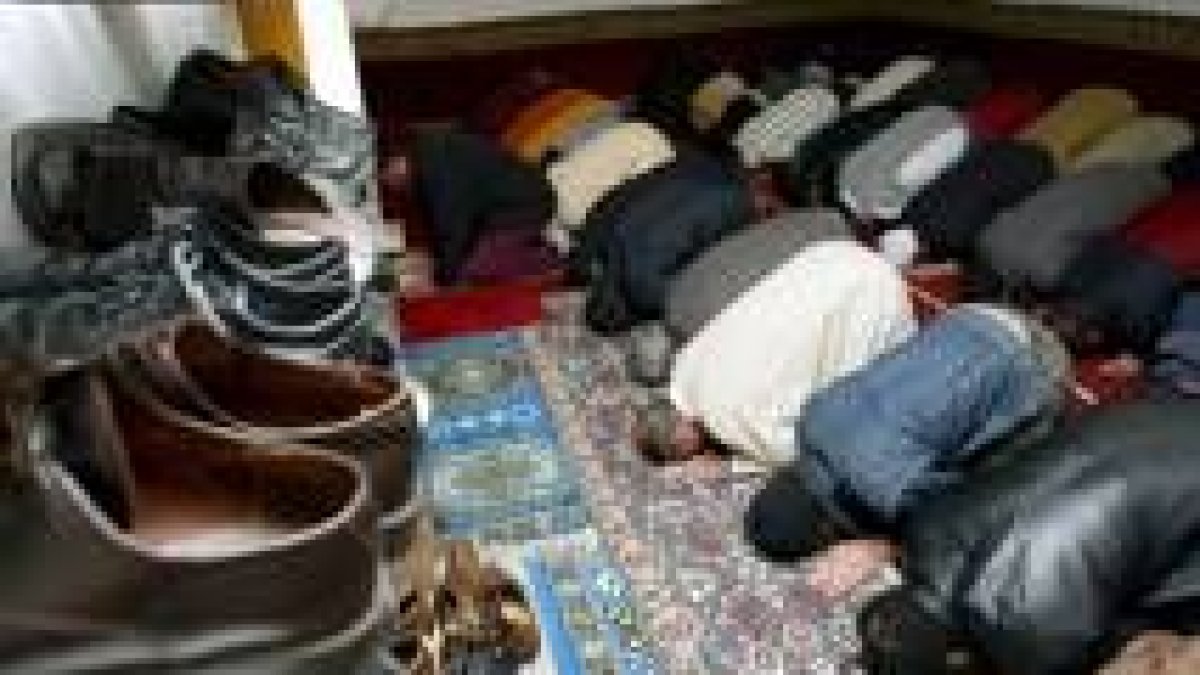 Varios musulmanes celebran el mes santo del Ramadán en una de las mezquitas españolas